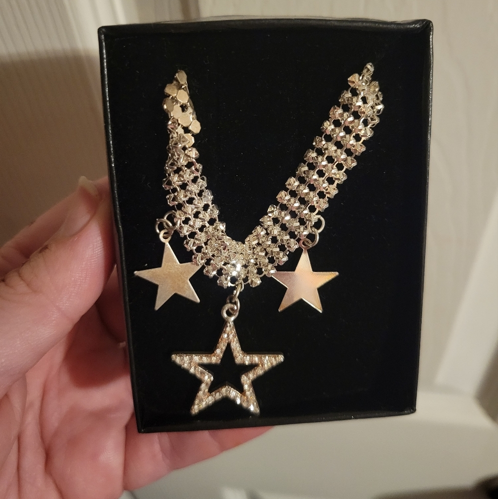 Silver choker with stars and rhinestones/gems. Never worn. Costume jewlery